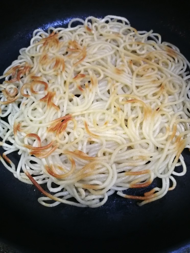 花样面条+虾仁两面黄,小火慢煎成两面略黄的样子就可以了。