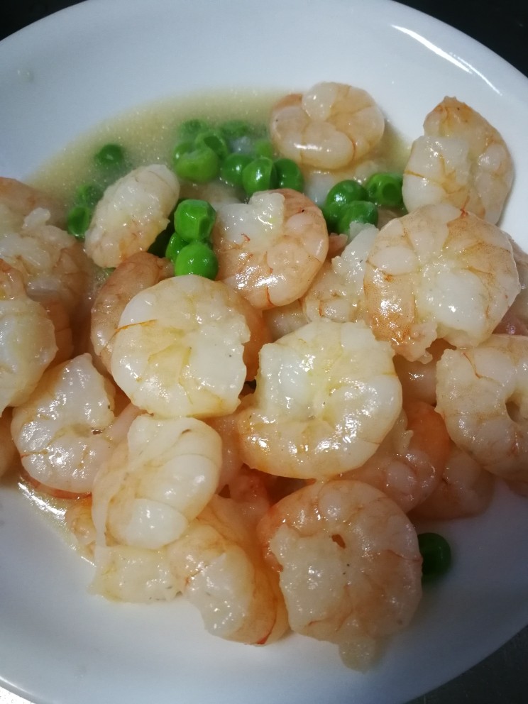 花样面条+虾仁两面黄,勾芡后出锅,注意要有适量汤水。也不能太多,所以勾芡不能厚。