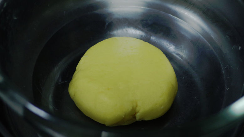黄桃乳酪派,揉成一个均匀的面团