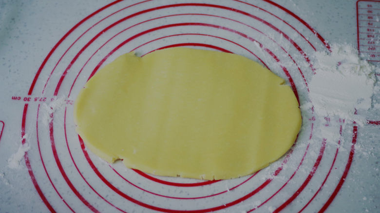 黄桃乳酪派,90度旋转面团,再慢慢上下擀