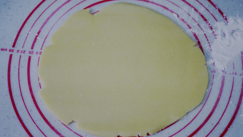 黄桃乳酪派,面团最终擀成圆形,厚度约3-4毫米