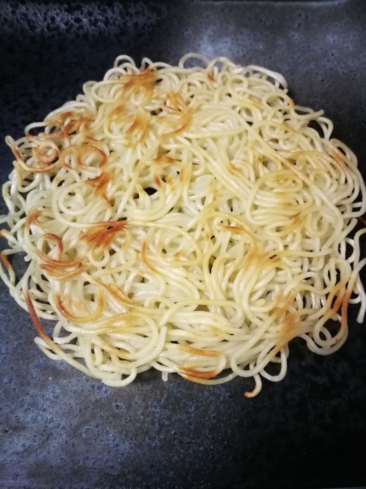 花样面条＋虾仁两面黄,浇头好了，面饼也煎好了。把煎好的面饼放盘子里。