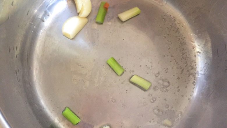 番茄鸡蛋面—家的味道,热锅放油,葱蒜爆香。葱花最后放。