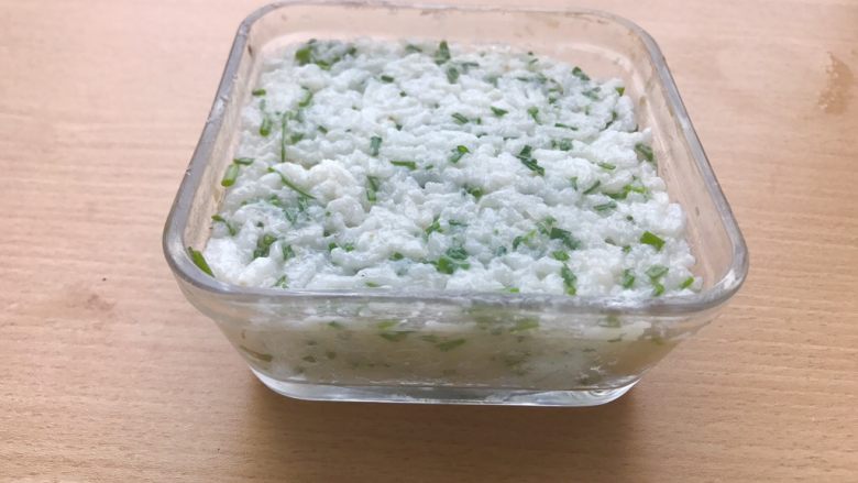香甜米饭-葱香粢饭糕,放到一个方形的稍微小一点的容器中,用勺子压实。然后放入冰箱冷藏中,可以美美睡一觉了。