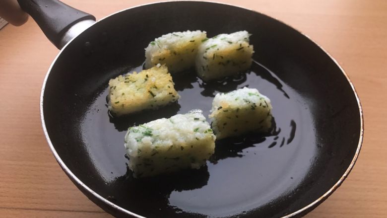 香甜米饭-葱香粢饭糕,等到一面金黄,就可以翻另一面继续煎。另一面金黄后把四周也都往下朝着油煎15秒左右。