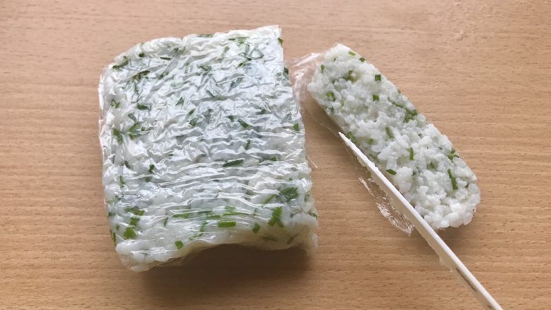 香甜米饭-葱香粢饭糕,先切1cm宽,我这容器里的米饭高约2cm。