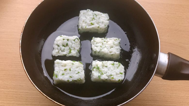 香甜米饭-葱香粢饭糕,下饭糕。一次别下太多,让彼此之间都有一定距离。转小火煎。