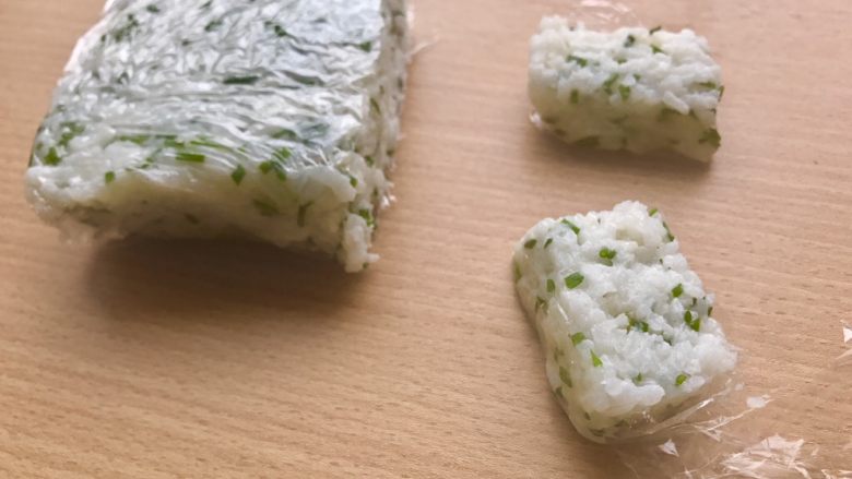 香甜米饭-葱香粢饭糕,然后对半切开,总之切成长3cm,宽2cm,高1cm的长方体。用保鲜膜固定住了形状所以很容易切的。