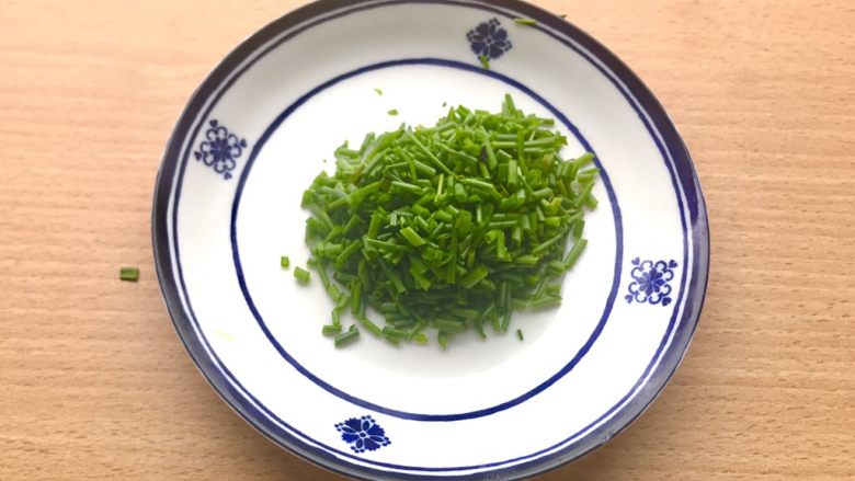 香甜米饭-葱香粢饭糕,叮的一分钟时间来切葱,一般的葱花即可。