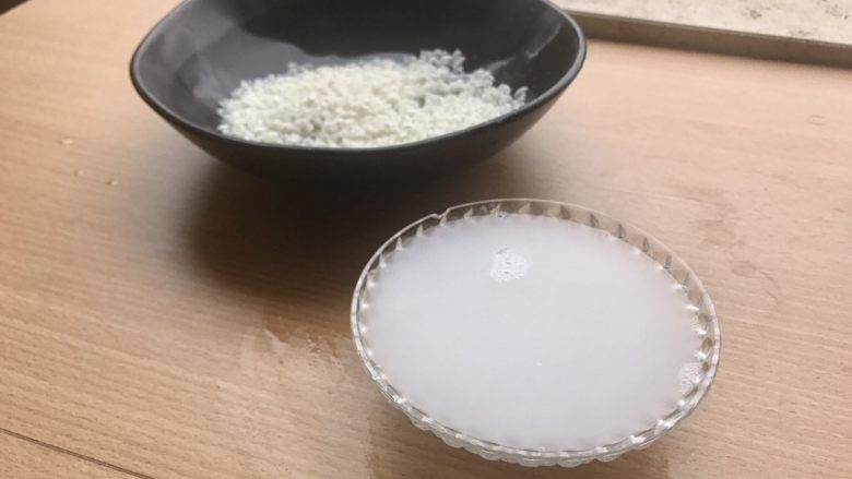 香甜米饭-如何蒸好一碗饭,第二遍淘洗出来的水不要倒掉,装起来用作洗脸水,能够使肌肤紧致。所有护肤达人所说的淘米水都是指第二遍水,第一遍是有杂质的。