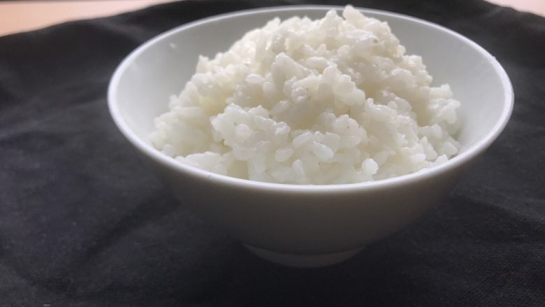 香甜米饭-如何蒸好一碗饭,那么,这种光米饭就能够让人觉得好吃满足到爆的蒸米饭就算完成了。