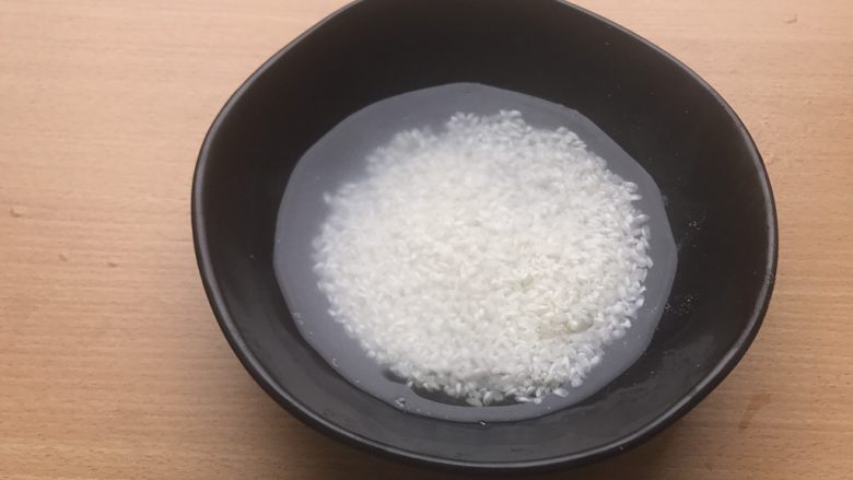 香甜米饭-如何蒸好一碗饭,第三遍水明显看到更清澈了,但同样不是完全清澈。也不能够完全清澈,那说明米表面淀粉完全去除,米内部结构会在蒸的过程中直接受到损害。