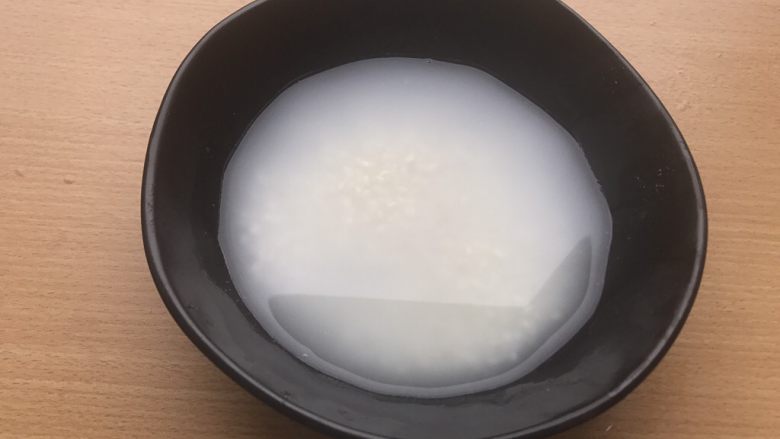 香甜米饭-如何蒸好一碗饭,第一遍淘2分钟。可以看到淘完第一遍的时候,水完全浑浊。