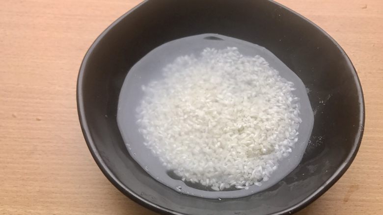 香甜米饭-如何蒸好一碗饭,就这样腌米腌至少15分钟,最好要二十分钟。