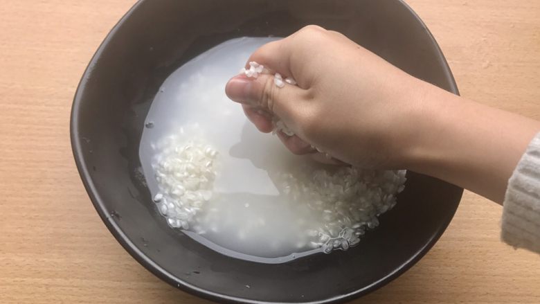 香甜米饭-如何蒸好一碗饭,“用搓衣服的手法来淘米。”这是《侠饭》里的原话,老大绷着刀疤脸十分严肃认真地淘米,就像这是个仪式。