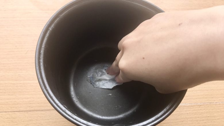 香甜米饭-如何蒸好一碗饭,用厨房用纸沾几滴香油,轻轻刷在电饭煲内胆里。最好的蒸米饭应该是在砂锅内,但很遗憾自己现在没有。