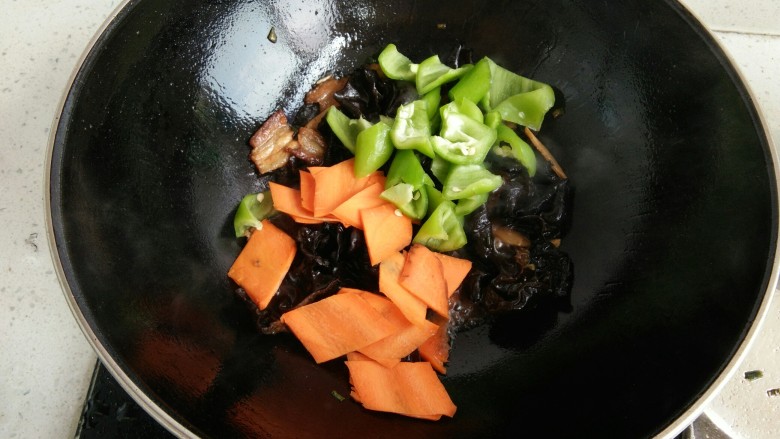 肉炒木耳,木耳炒至熟时,放入胡萝卜片,辣椒块