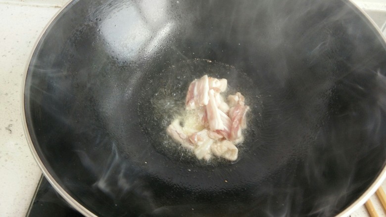 肉炒木耳,置锅加油,油热放入肉片翻炒