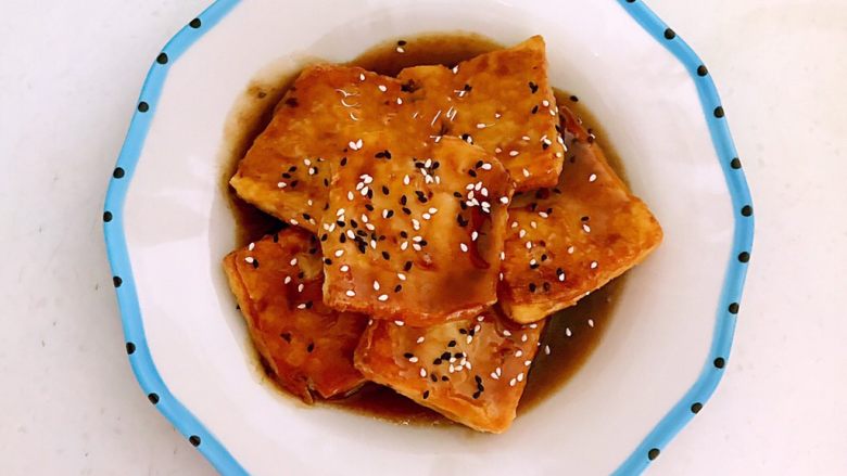 #吃豆腐#鱼香豆腐,撒上熟黑白芝麻即可