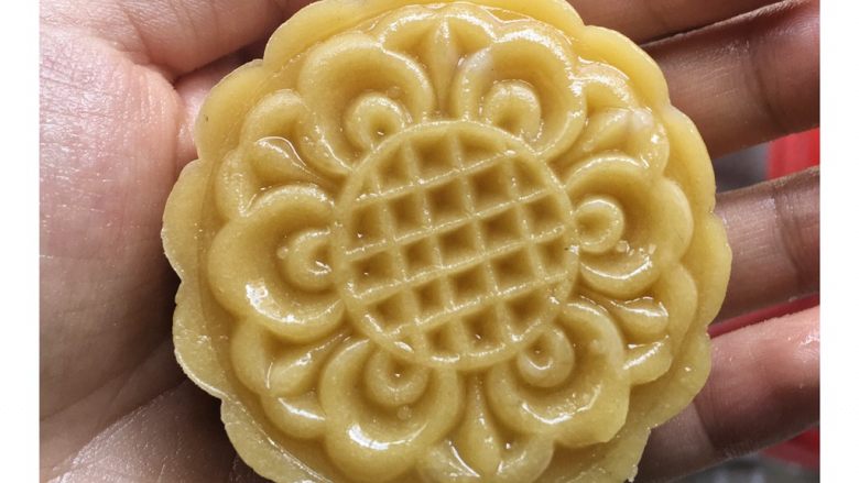 莲蓉蛋黄月饼,脱模完成
