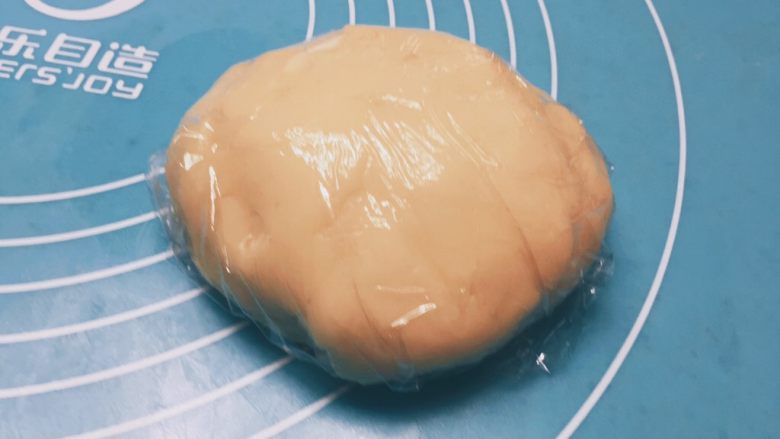 苏式五仁月饼(少油版),用保鲜膜盖好松弛30分钟