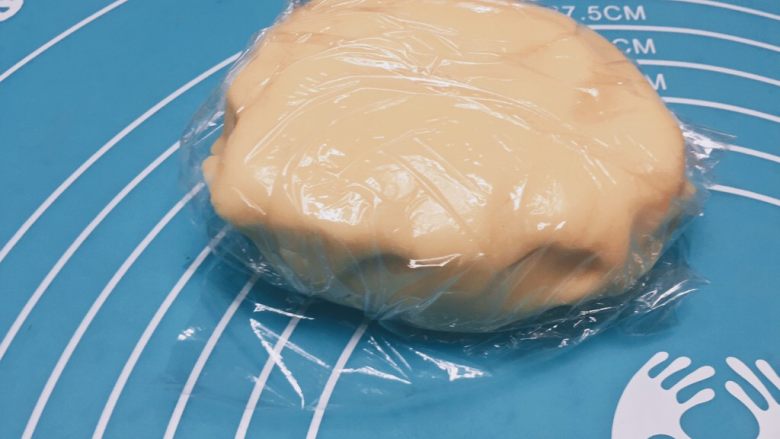 苏式五仁月饼(少油版),盖上保鲜膜松弛约20分钟