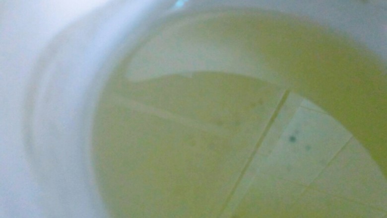 无转化糖浆月饼(附视频),玉米油放在锅里加热至微沸,然后冷却到手温。