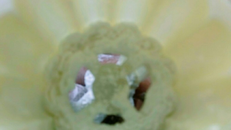 无转化糖浆月饼(附视频),趁着醒置,就可以把红豆馅和皮分团。
我按2:3的比例去做,我的模具50g的,所以皮每个20g,馅料每个30g。如果100g可以按4:6或者2:8去做。图没有拍,但视频里有。