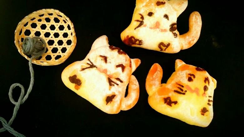 萌萌的猫咪豆沙馅面包