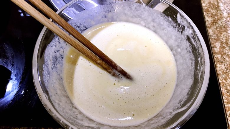 多味早餐香蕉派,倒入刚刚榨好的香蕉奶,跟蛋液一起搅拌均匀变成香蕉蛋奶