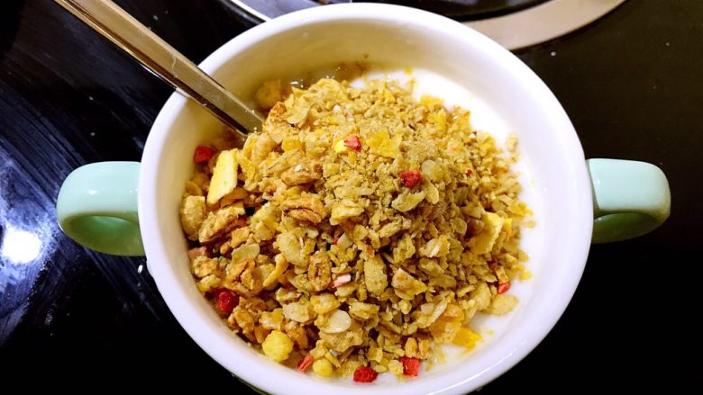 多味早餐香蕉派,加入少许即食谷粒(没有的话,用饼干碎,坚果碎代替都可以)