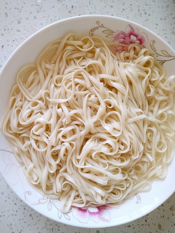 花样面条+快手拌面,煮至面条没透白了就可以捞起来了,煮面条的水不要,再用凉白开水把面条洗一遍。