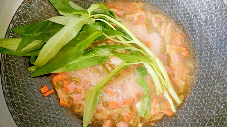 花样面条+快手拌面,下<a style='color:red;display:inline-block;' href='/shicai/ 3517'>青菜</a>,把它烫熟。