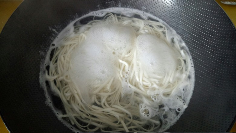 西红柿鸡蛋面,水煮沸,放入面条。