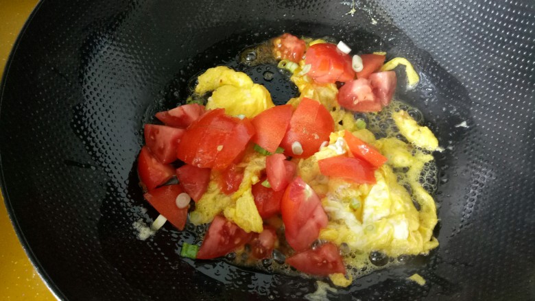 西红柿鸡蛋面,鸡蛋炒好之后,放入切好的西红柿。翻炒。