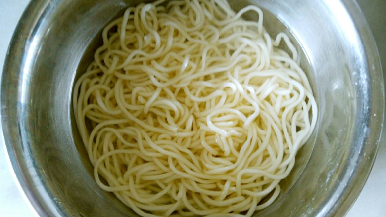 花样面条+西红柿鸡蛋面,把捞出面条放入凉水里过凉,在捞出控干水份。