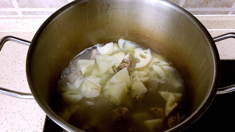 莲藕炖排骨,等排骨肉熟烂用筷子很容易扎透就可以放莲藕和食盐,再小火慢炖10分钟