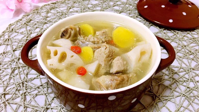 莲藕炖排骨,好了,一道很鲜美的莲藕炖排骨出锅了,尝尝吧好吃又好喝呦!