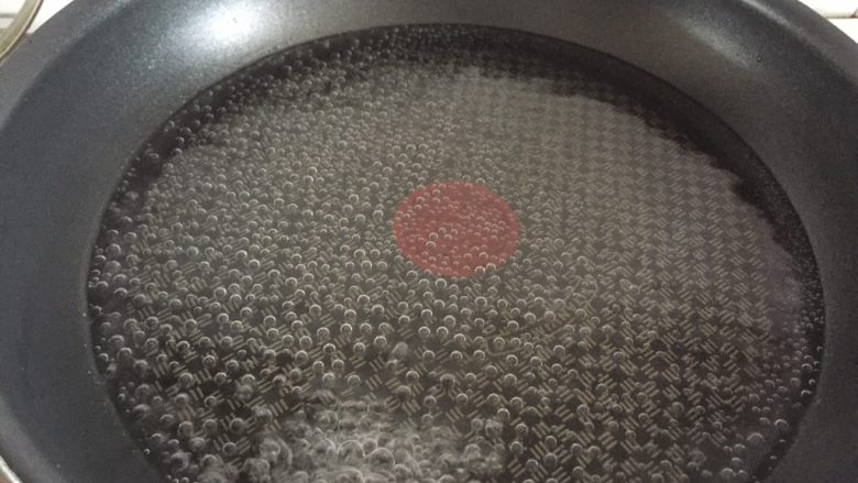 粤式脆皮烧肉,锅里加少许的水,煮沸汤