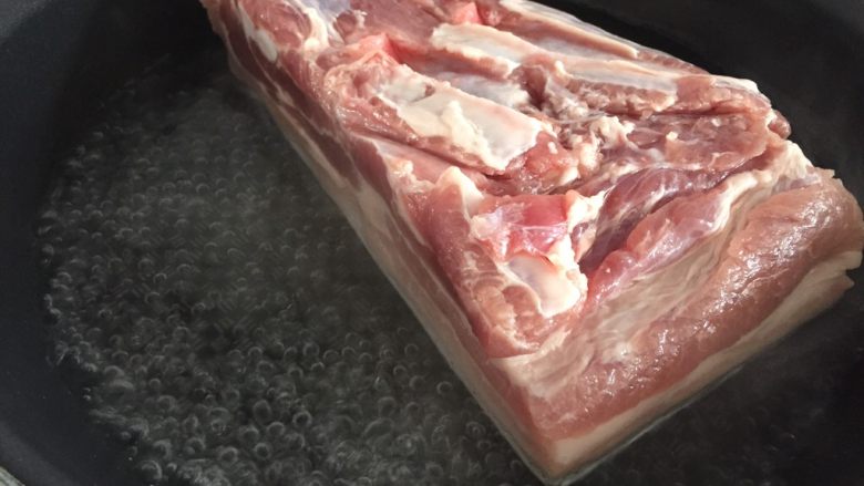 粤式脆皮烧肉,肉片朝下,煮6-8分钟(水位只稍微的没过猪皮的位置)煮猪皮是为了:1,稍后猪皮插孔好插;2,辅助烤制成品脆皮。