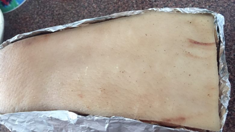 粤式脆皮烧肉,把锡伯族将肉包成一个盒子状,露出皮的部分