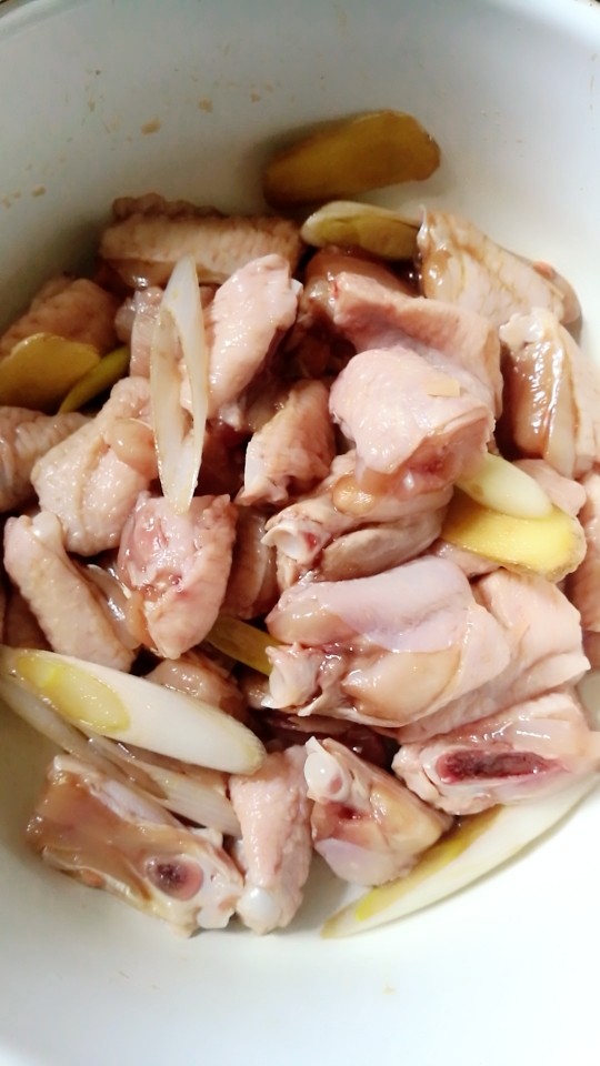 炖鸡翅,鸡翅切块，用<a style='color:red;display:inline-block;' href='/shicai/ 3250'>葱</a><a style='color:red;display:inline-block;' href='/shicai/ 37'>姜</a>蒜、生抽、料酒腌制1小时。