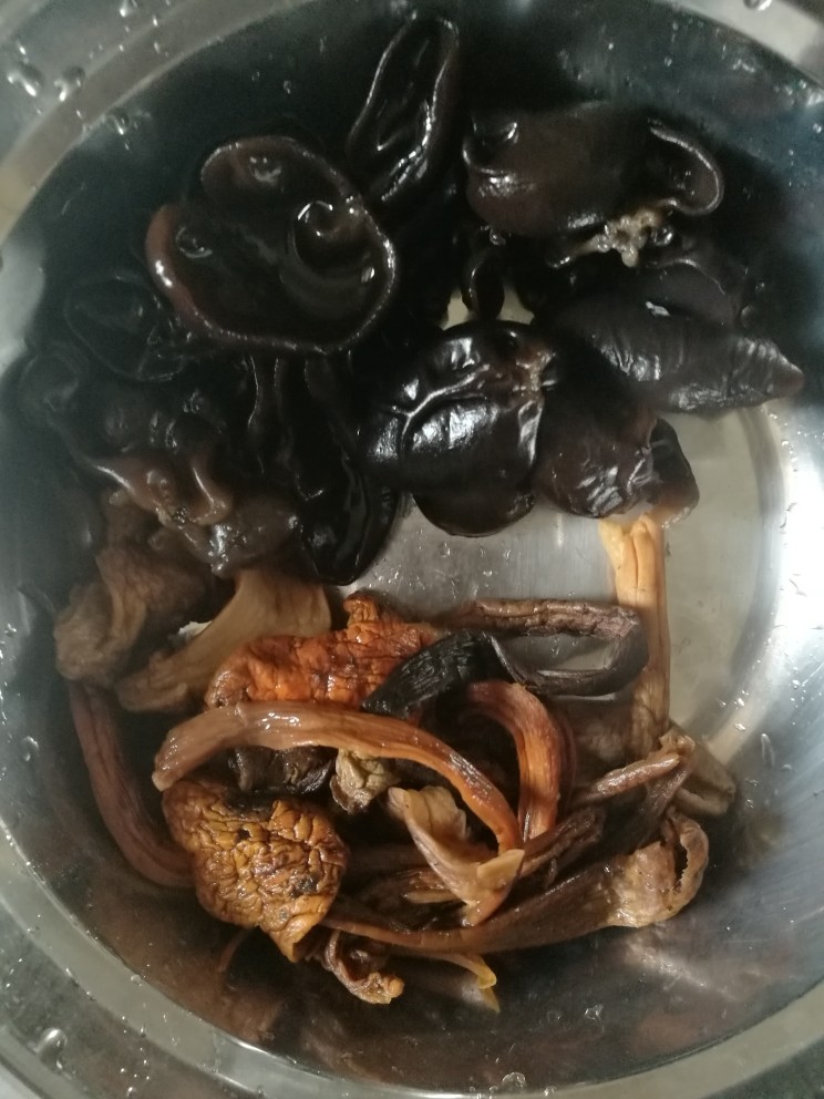 炖鸡翅,提前冷水泡<a style='color:red;display:inline-block;' href='/shicai/ 233'>木耳</a>，<a style='color:red;display:inline-block;' href='/shicai/ 230'>香菇</a>，并洗干净。