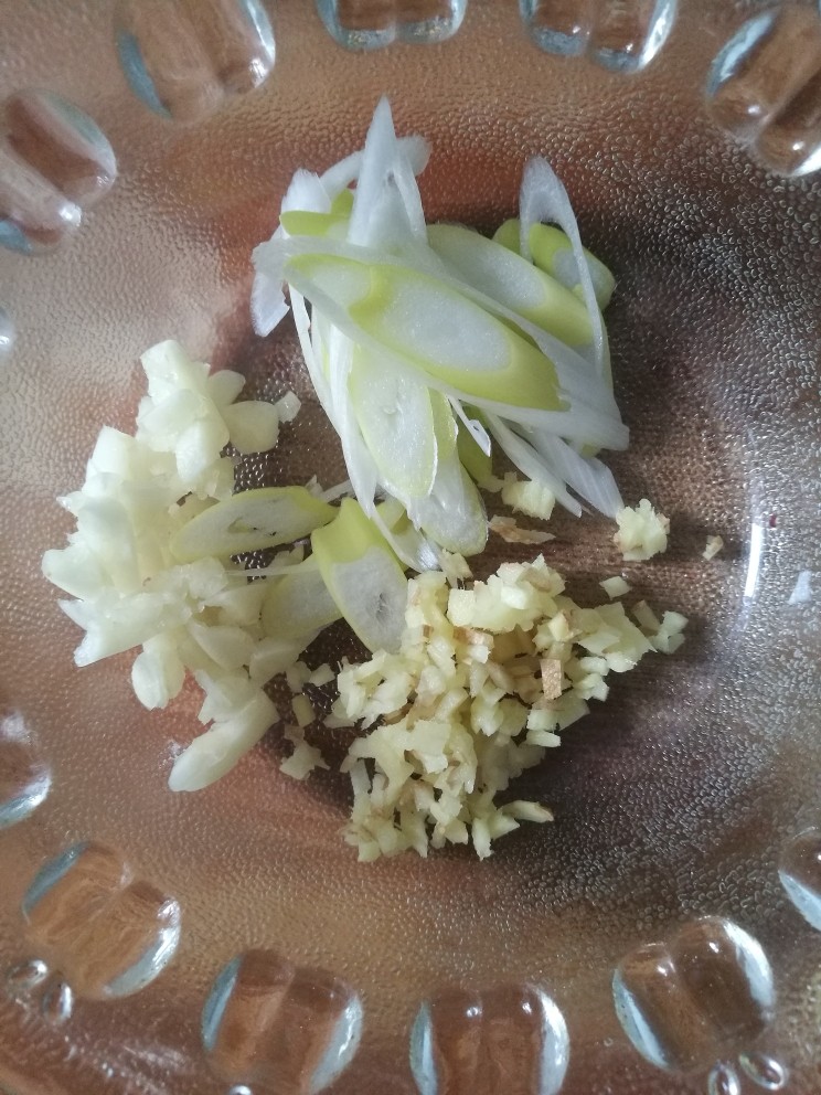 炖鸡翅,切葱花、蒜末、姜粒。