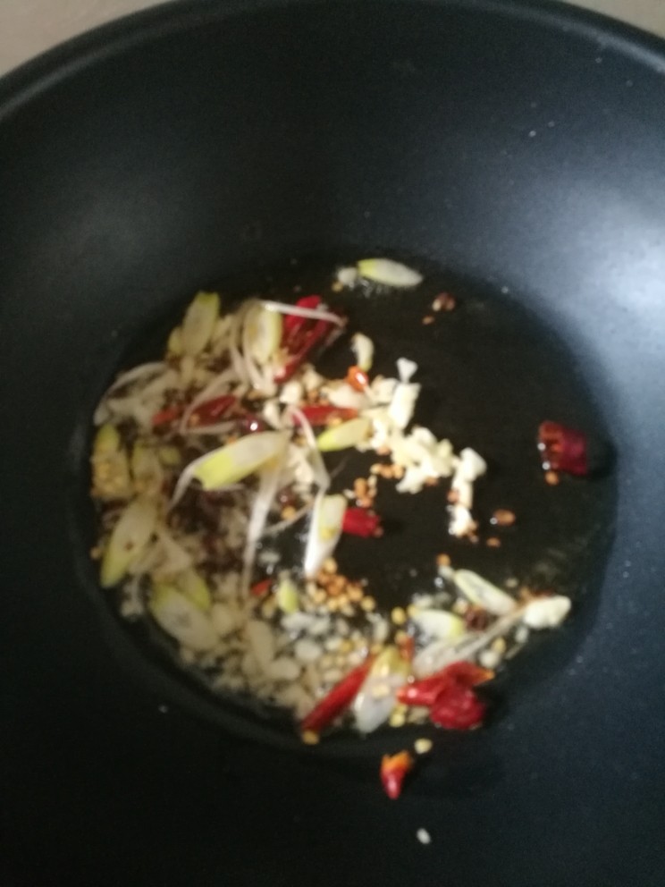 炖鸡翅,油八成熟的时候，放入<a style='color:red;display:inline-block;' href='/shicai/ 700'>花椒</a>，<a style='color:red;display:inline-block;' href='/shicai/ 695'>八角</a>，葱花蒜末姜粒。