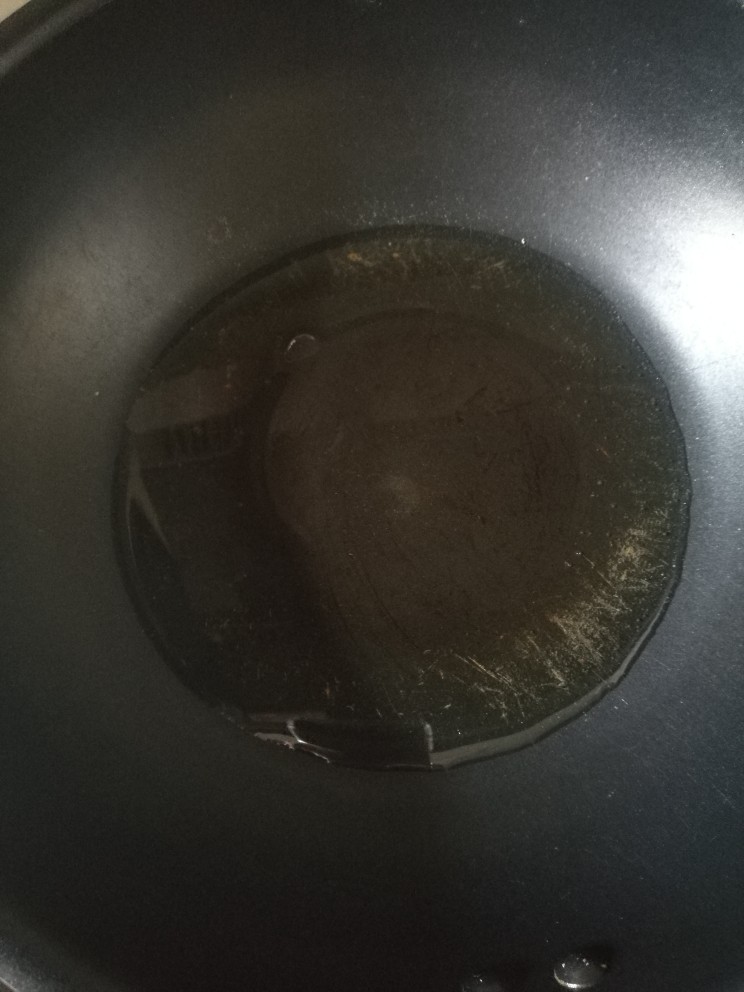 炖鸡翅,热锅倒油。