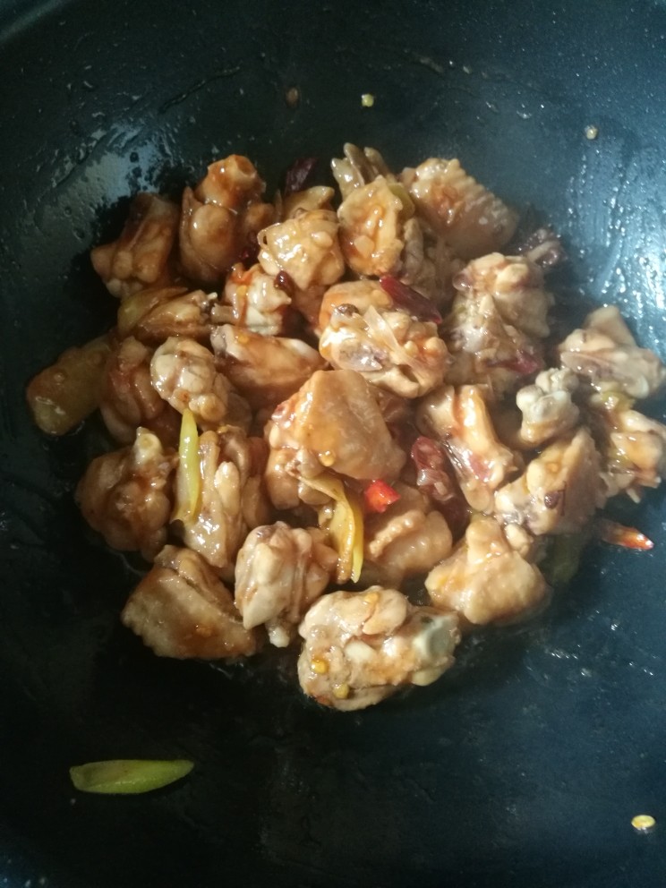 炖鸡翅,放入少许番茄酱。翻炒3分。