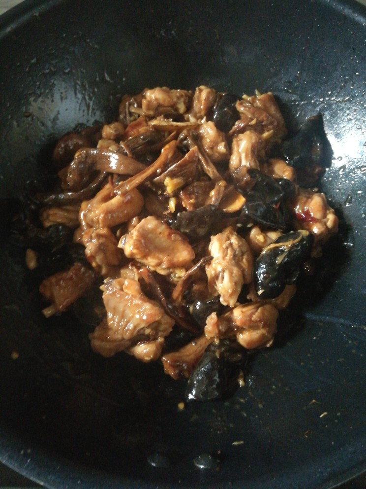 炖鸡翅,大火收汁。完毕。