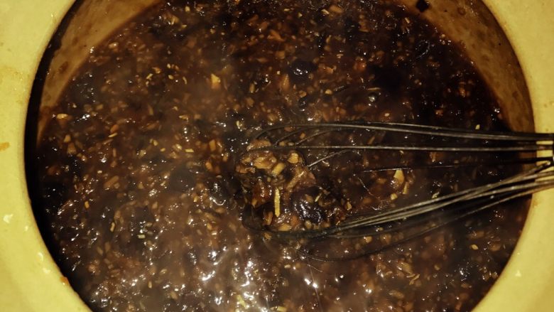 #秋季要温补# 红糖姜枣膏,用勺子或者打蛋器不断的搅拌,我用的是打蛋器,嘻嘻,因为红枣是煮不烂的,在搅拌的过程中红枣就碎了,还有一个原因就是搅是为了让膏不断的蒸发水气,和防止粘锅,等到里面的水气蒸发完了,红糖姜枣膏就做好了。