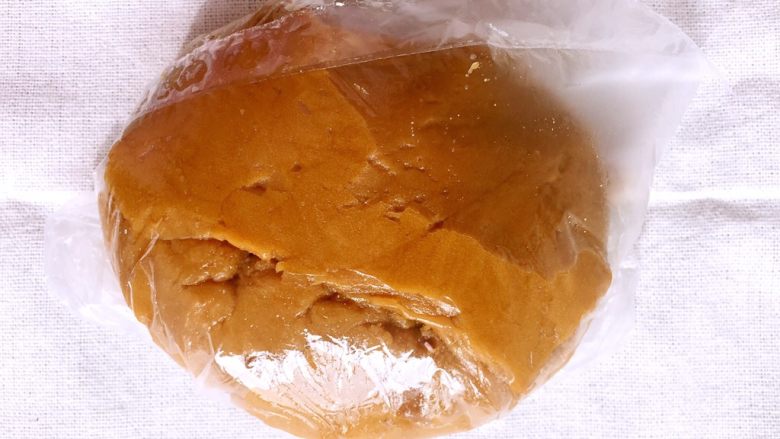 黑糖紫薯广式月饼,加<a style='color:red;display:inline-block;' href='/shicai/ 549'>中筋面粉</a>拌到无干粉状态保鲜袋密封,室温松弛最少2个小时即可使用